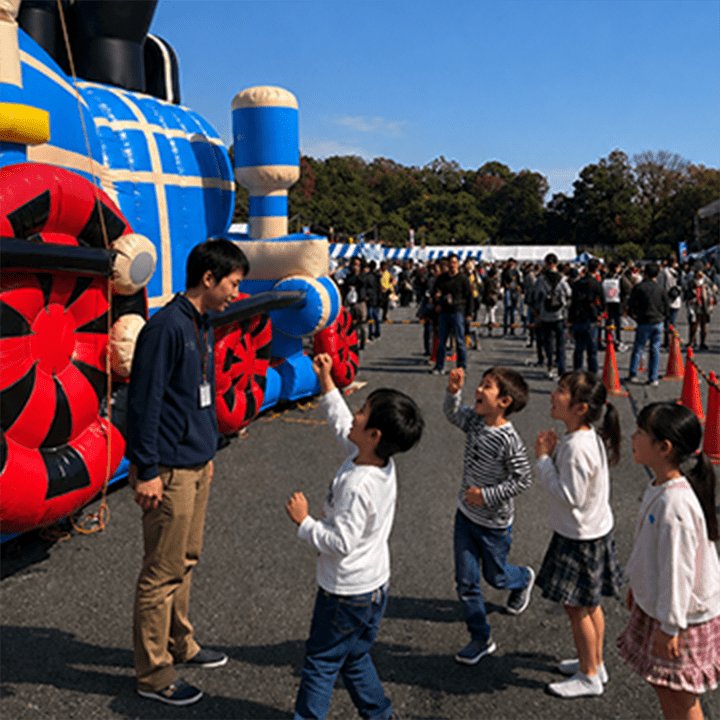 子どもが夢中で遊ぶ様子
